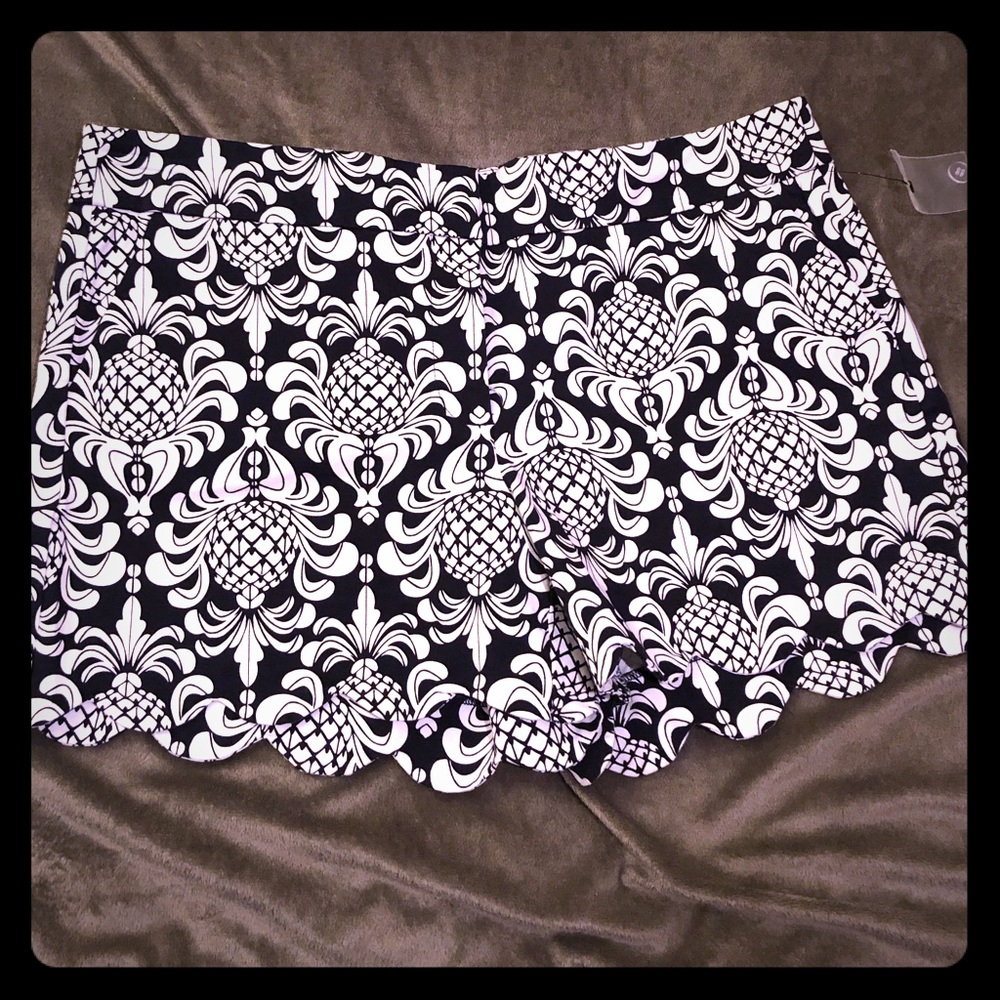 Crown & Ivy NWT Navy/White Damask Essential Short